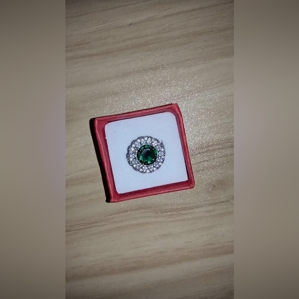 Gorgeous synthetic Emerald and genuine white Topaz ring. In 925 silver.